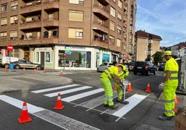 Operarios trabajando en uno de los pasos de cebra.