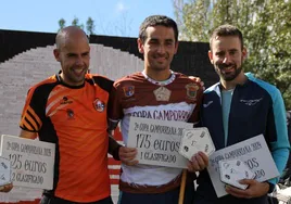 El ganador de la Copa Campurriana, Raúl Díaz, en el centro del podio junto a Juan Ruíz y David Fernández, segundo y tercer clasificados.