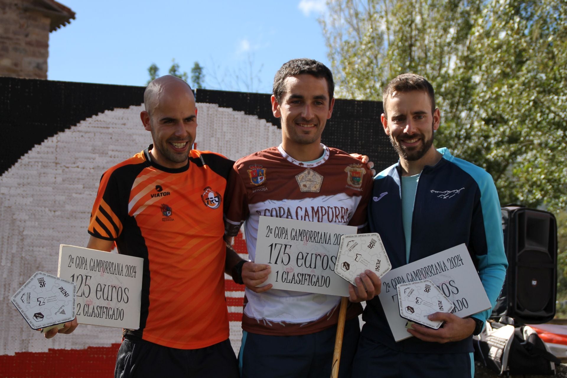 Integrantes del podio de la clasificación general de la II Copa Campurriana una vez finalizadas las cinco pruebas. 2º Juan Ruíz «Reinosa Running», 1º Raúl Díaz «Sombra Trail» y 3º David Fernández «Sombra Trail».