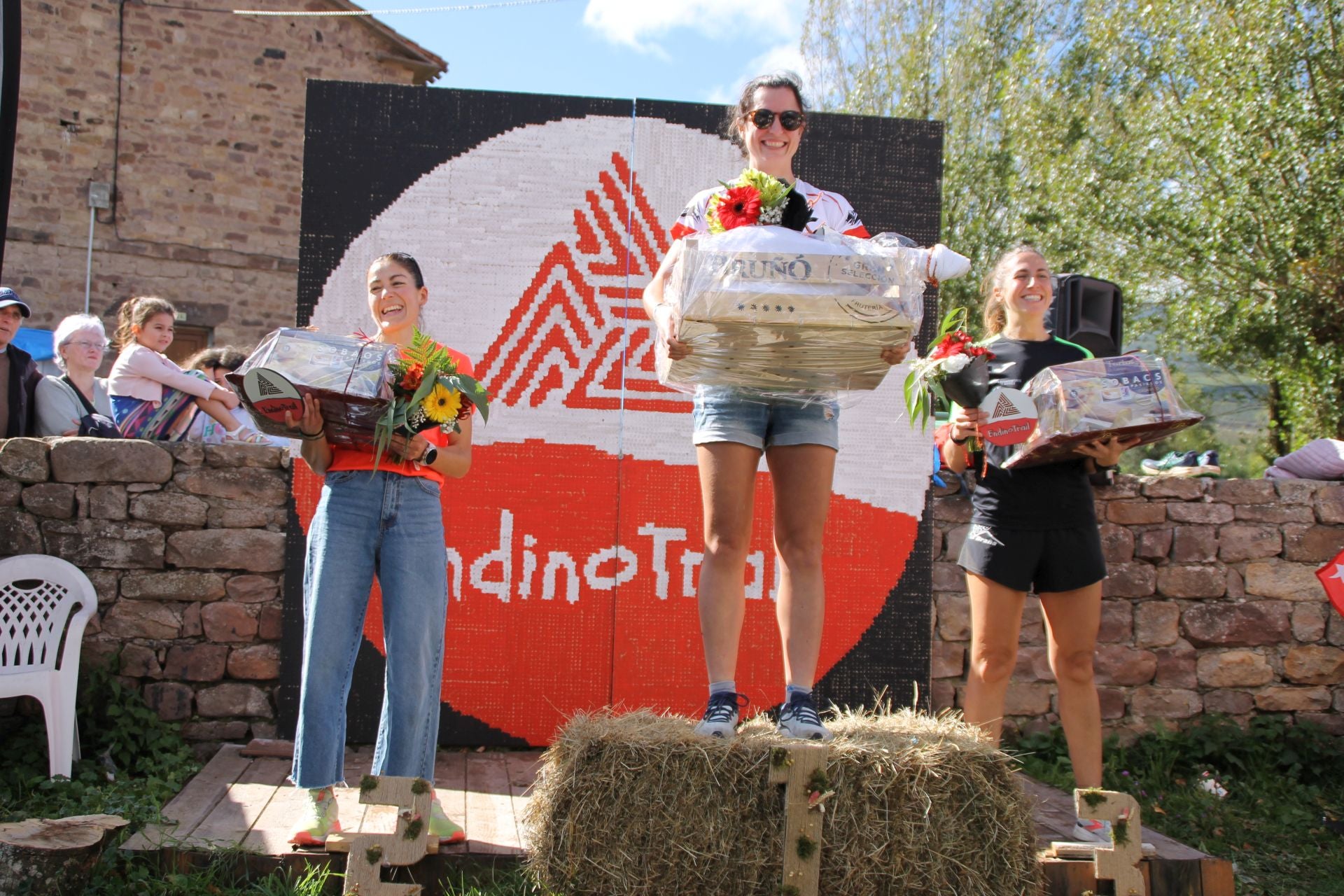 María Ricondo celebró su doblete (Endino y Copa) en lo alto del podio acompañada por Patricia García y Patricia Sarabia.