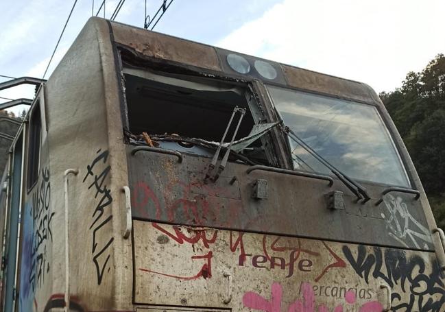 Ventana de la cabina, que quedó destrozada tras el impacto.