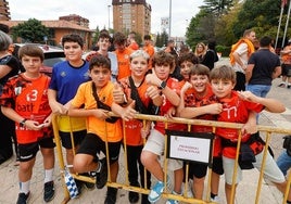 Jóvenes aficionados naranjas, cerca del pabellón Vicente Trueba antes del encuentro.