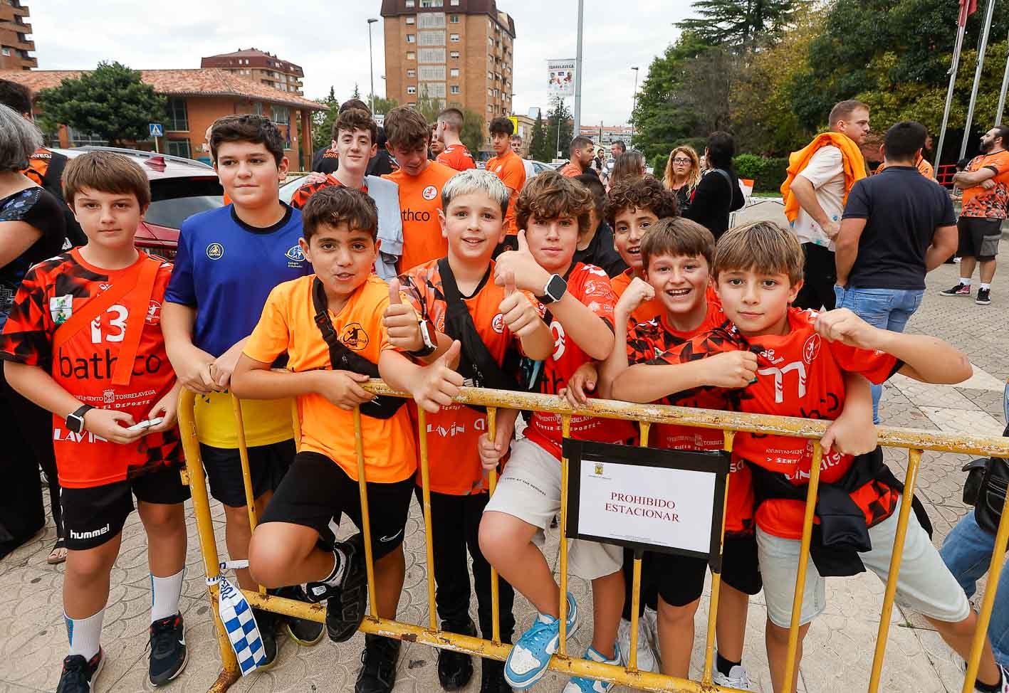 Jóvenes aficionados naranjas, cerca del pabellón Vicente Trueba antes del encuentro.