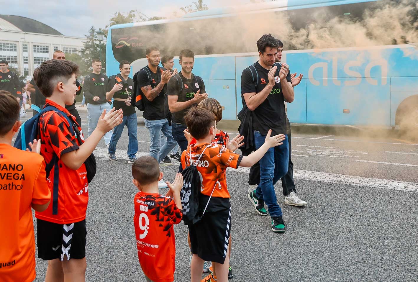 Los jóvenes jugadores del Bathco saludan a los mayores a su llegada al pabellón.