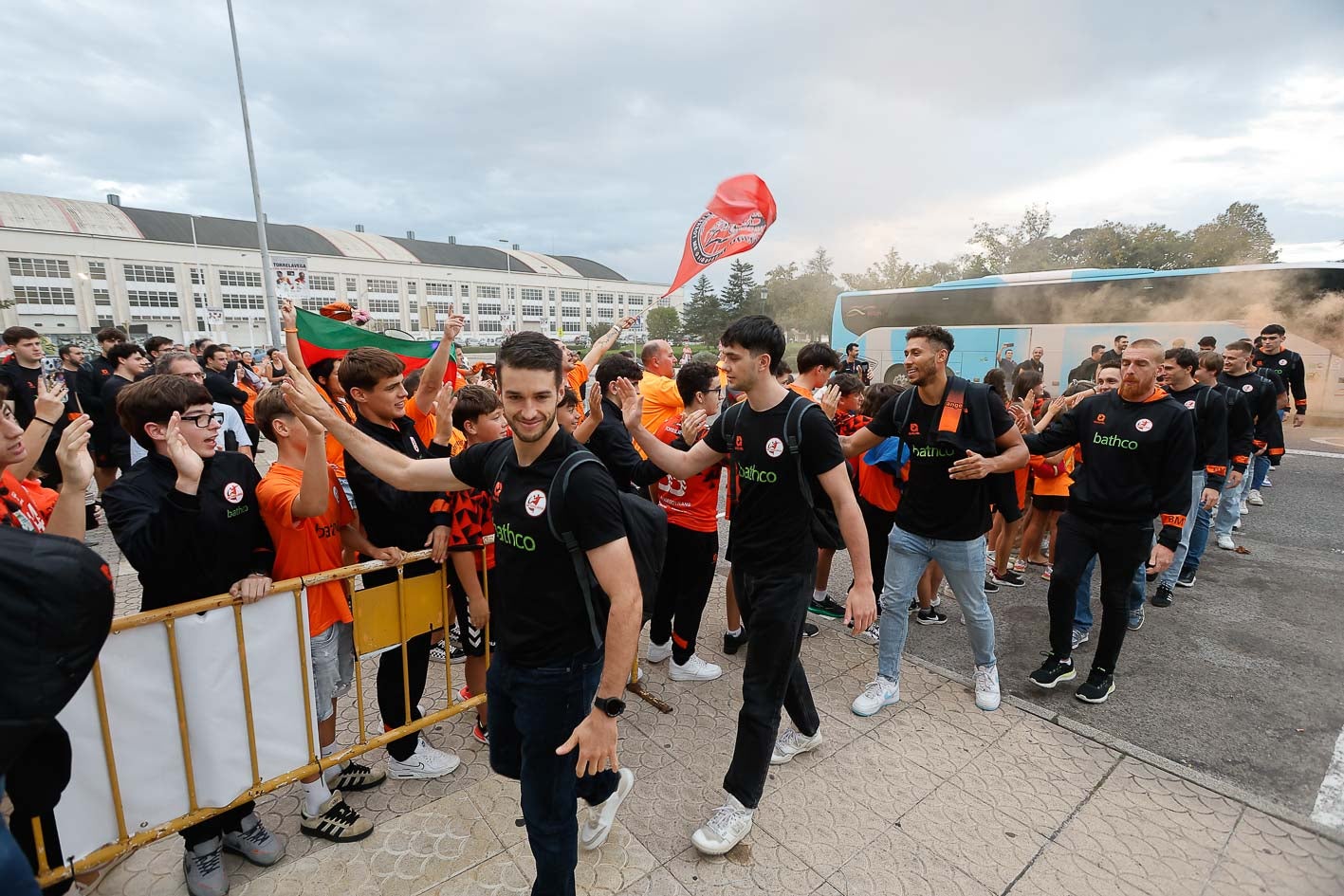 La plantilla naranja chocó las manos con los aficionados.