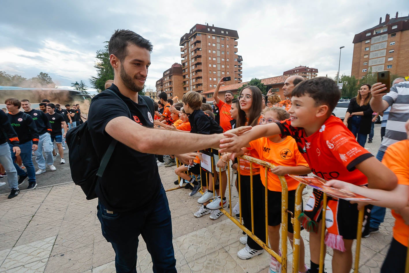 Facundo Cangiani saluda a los jóvenes aficionados naranjas.