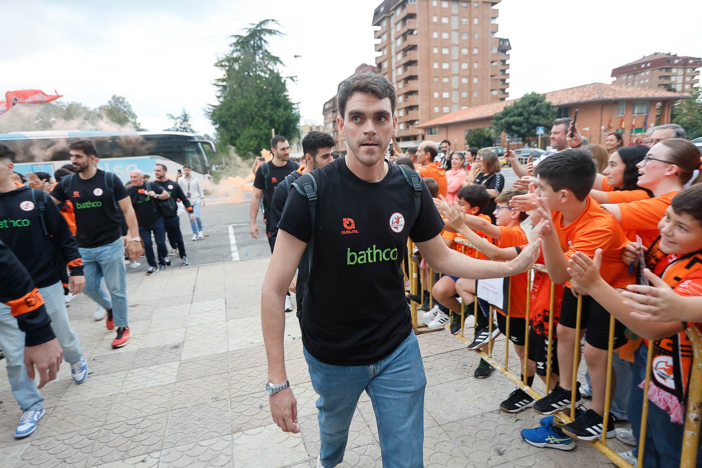 Javi Muñoz, concentrado mientras saluda a los aficionados.