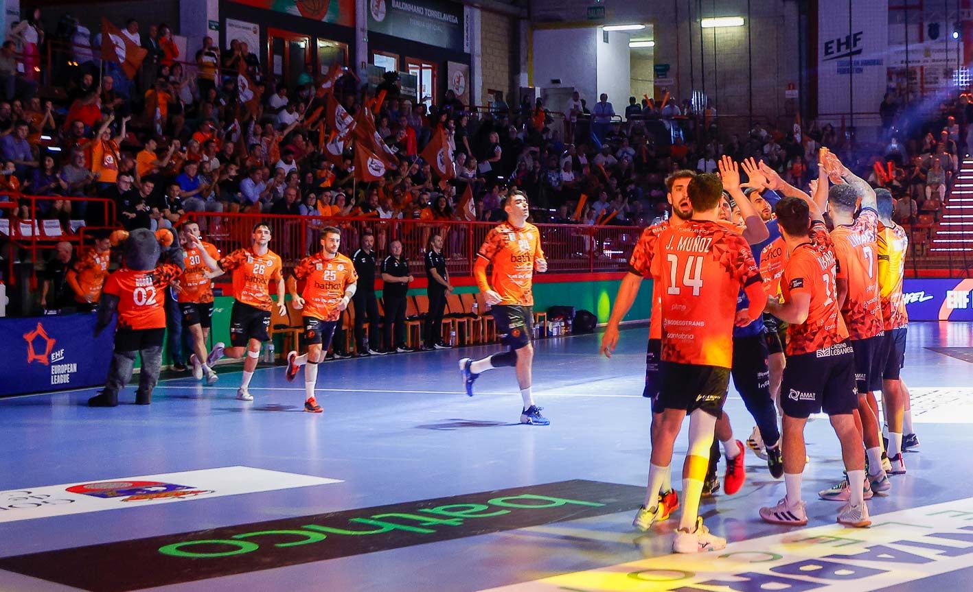 La plantilla naranja sale a la pista del Vicente Trueba.,