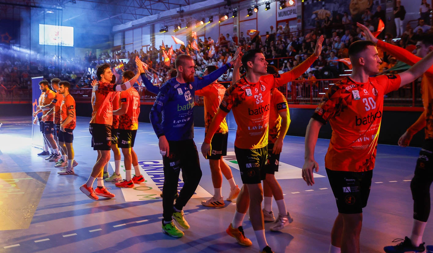 Los jugadores del Bathco Torrelavega, durante la presentación.