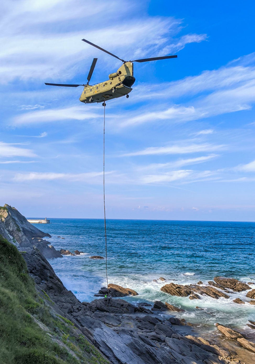 El helicóptero carga las sacas donde se depositan las piezas extraídas.