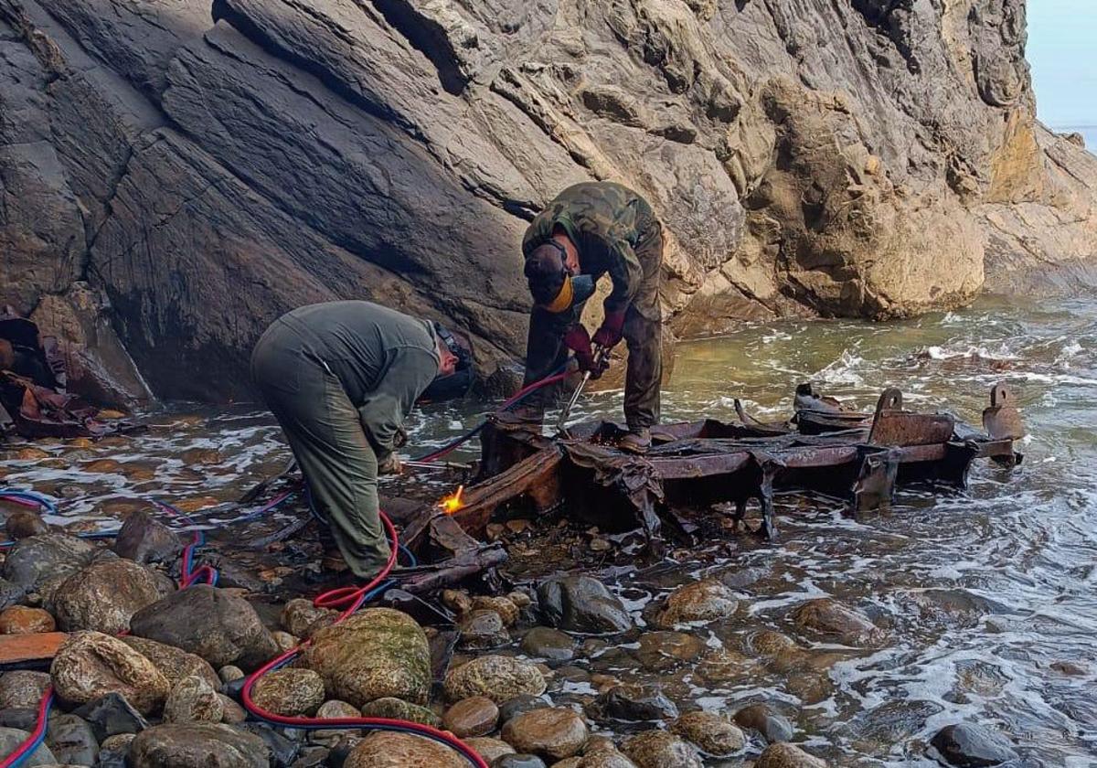 Retirada de los pontones de la costa de Castro Urdiales