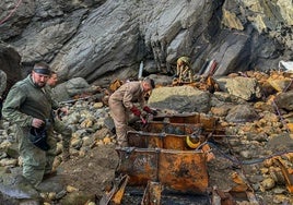 Un grupo de militares carga un fragmento de la estructura.