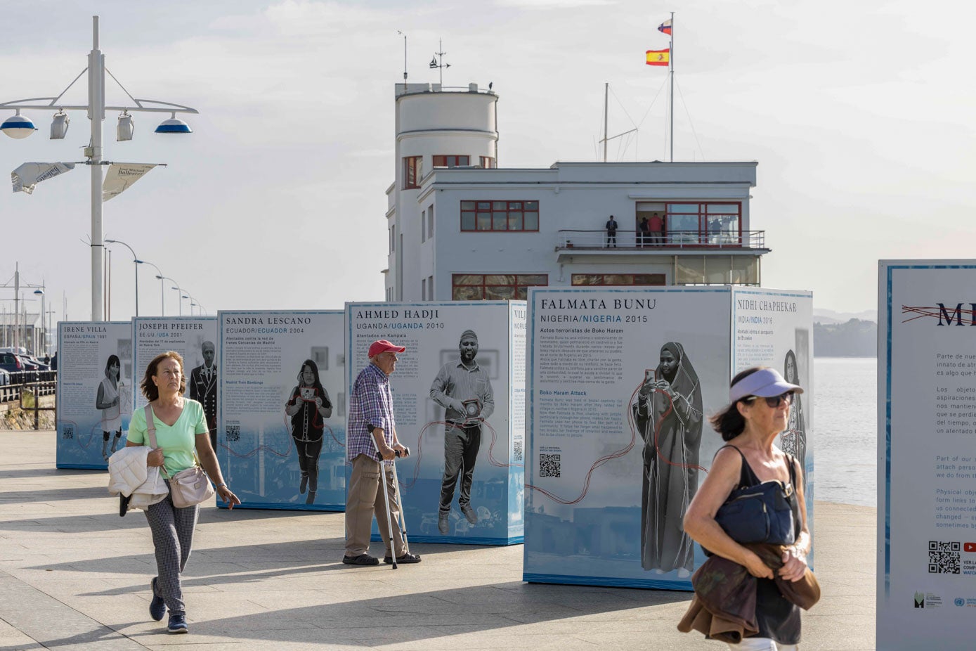 Domínguez ha puesto en valor que esta exposición se desarrolle en la calle, dado que «simboliza» a víctimas de todo el mundo que han sufrido el «zarpazo» de terroristas que quisieron imponer «por la fuerza» sus proyectos políticos, religiosos y de poder.