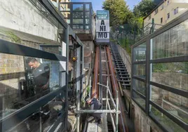 Operarios reparan la puerta del funicular del Río de la Pila