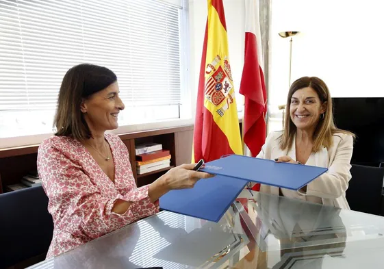 La alcaldesa de Santander, Gema Igual, y la presidenta de Cantabria, María José Sáenz de Buraga, durante la firma del convenio.