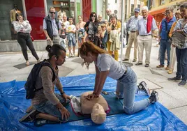 Una enfermera realiza una muestra ante la ciudadanía de una maniobra de RCP.