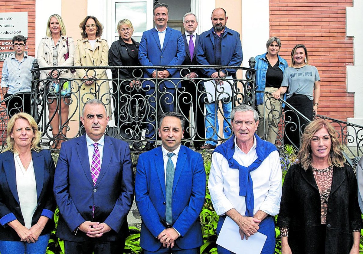 Abad, Susinos y Media, junto a los alcaldes de Piélagos, Suances, Polanco y Bezana en primera línea y, tras ellos, el resto de alcaldes, técnicos y representantes locales.