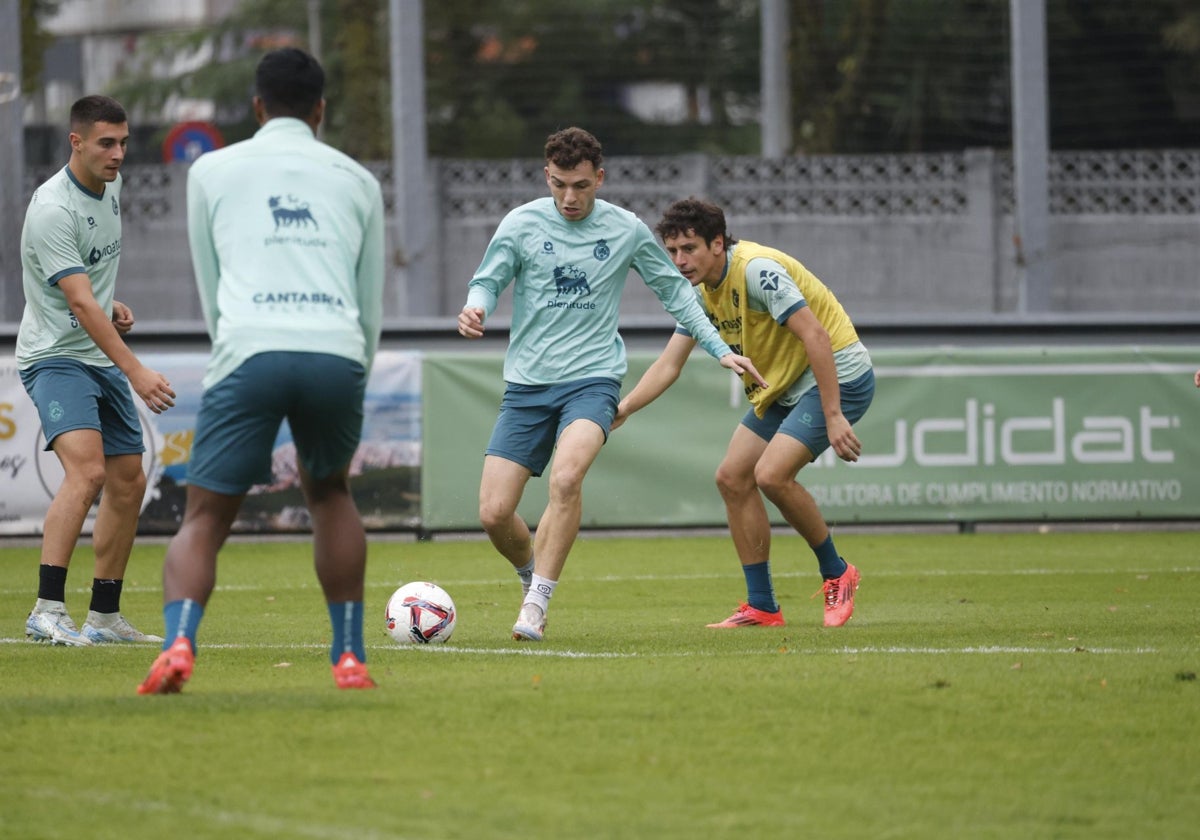 Íñigo Vicente, con la pelota, mientras Sangalli lo sigue para tratar de robársela.