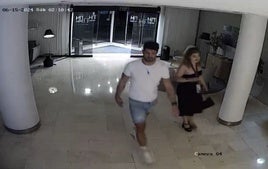 El denunciado y la denunciante accediendo al hotel tras la supuesta sumisión.