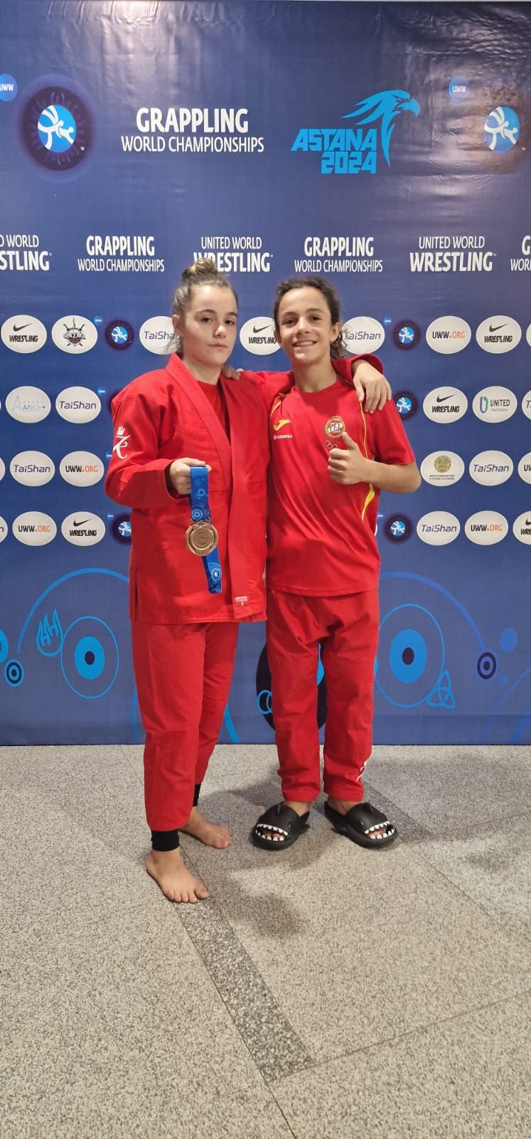 Iris García, junto a su hermano Marco, en el Mundial de Kazajistán.