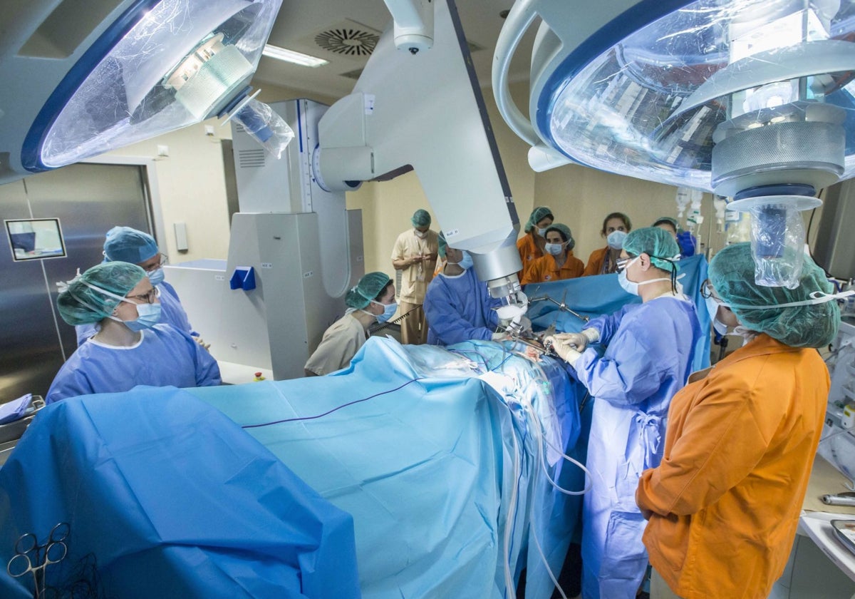 Intervención quirúrgica en el Hospital Valdecilla.