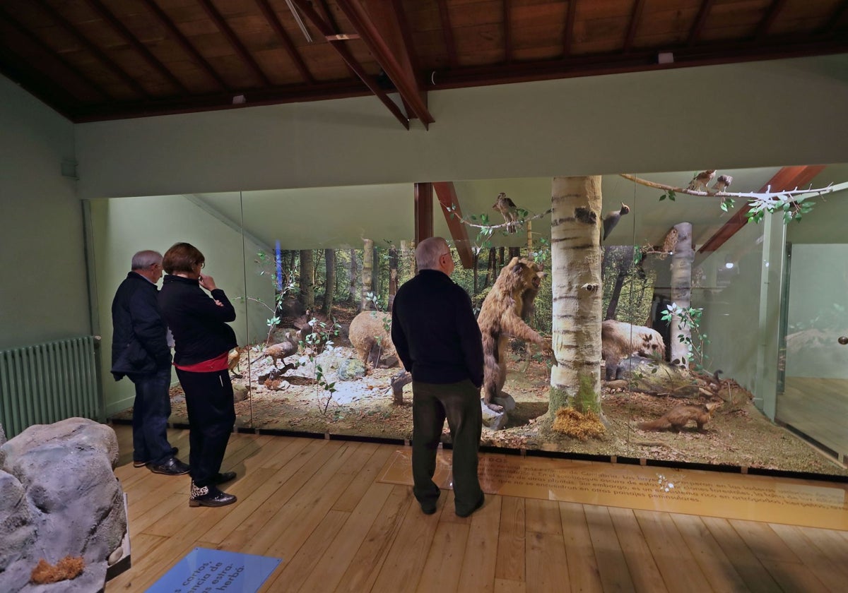 Tres personas observan una de las escenas que se recrean en el museo.