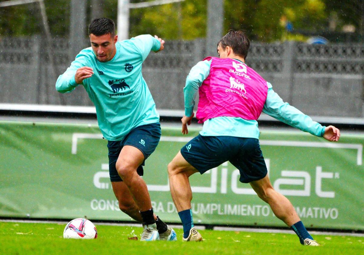 Javi Castro trata de frenar a Karrikaburu durante la sesión de este jueves.