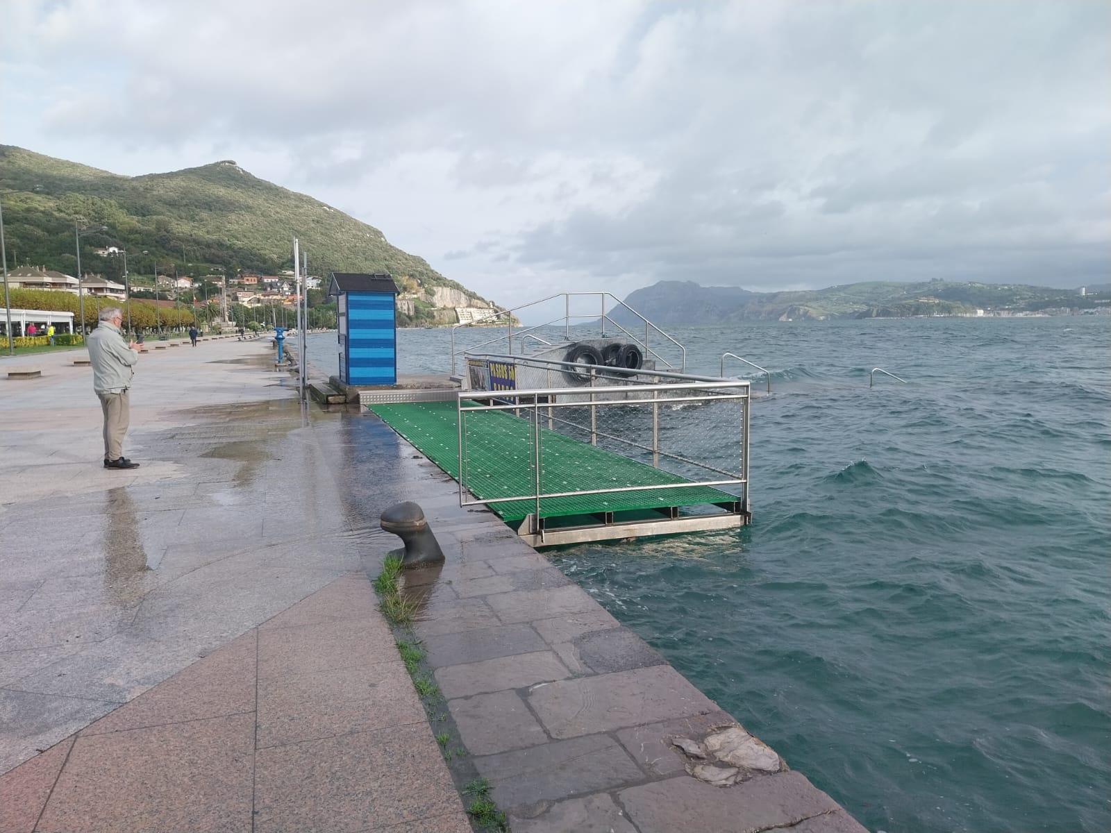 El agua ha cubierto el embarcadero de Santoña