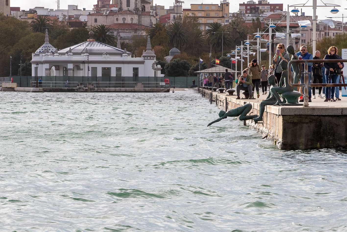 En la imagen se ve la altura que alcanzó el agua con la pleamar