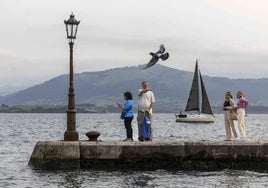 La marea viva del pasado septiembre dejó imágenes de la bahía de Santander a punto de debordarse.