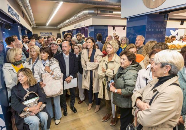 La alcaldesa y el concejal Alvaro Lavín, junto a clientes y propietarios de los puestos