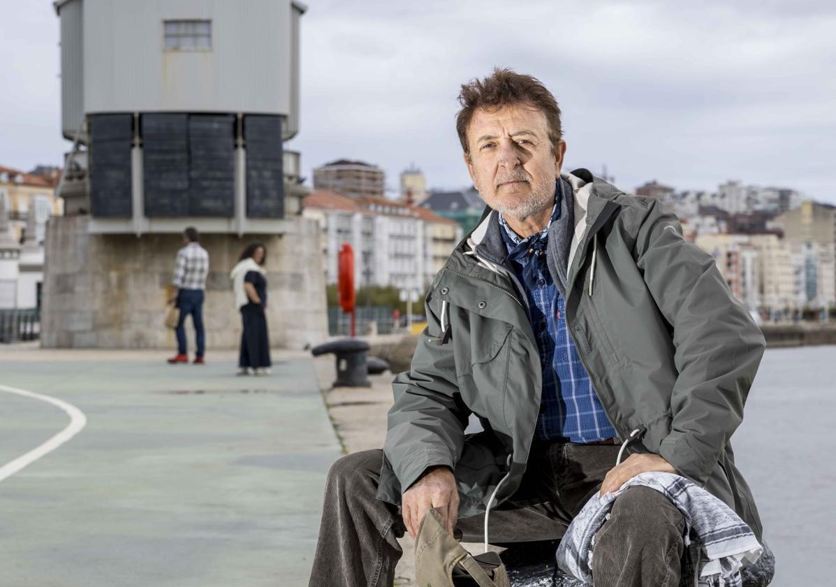 Manolo García aprovechó ayer para dar un paseo por Santander y visitar las muestras del Centro Botín.