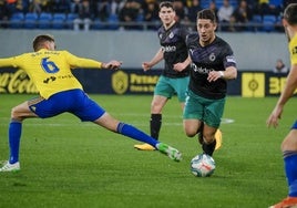 Enzo Lombardo regatea a José Mari, en presencia de Sergio Ruiz, en el partido en Cádiz de la temporada 2019-2020.