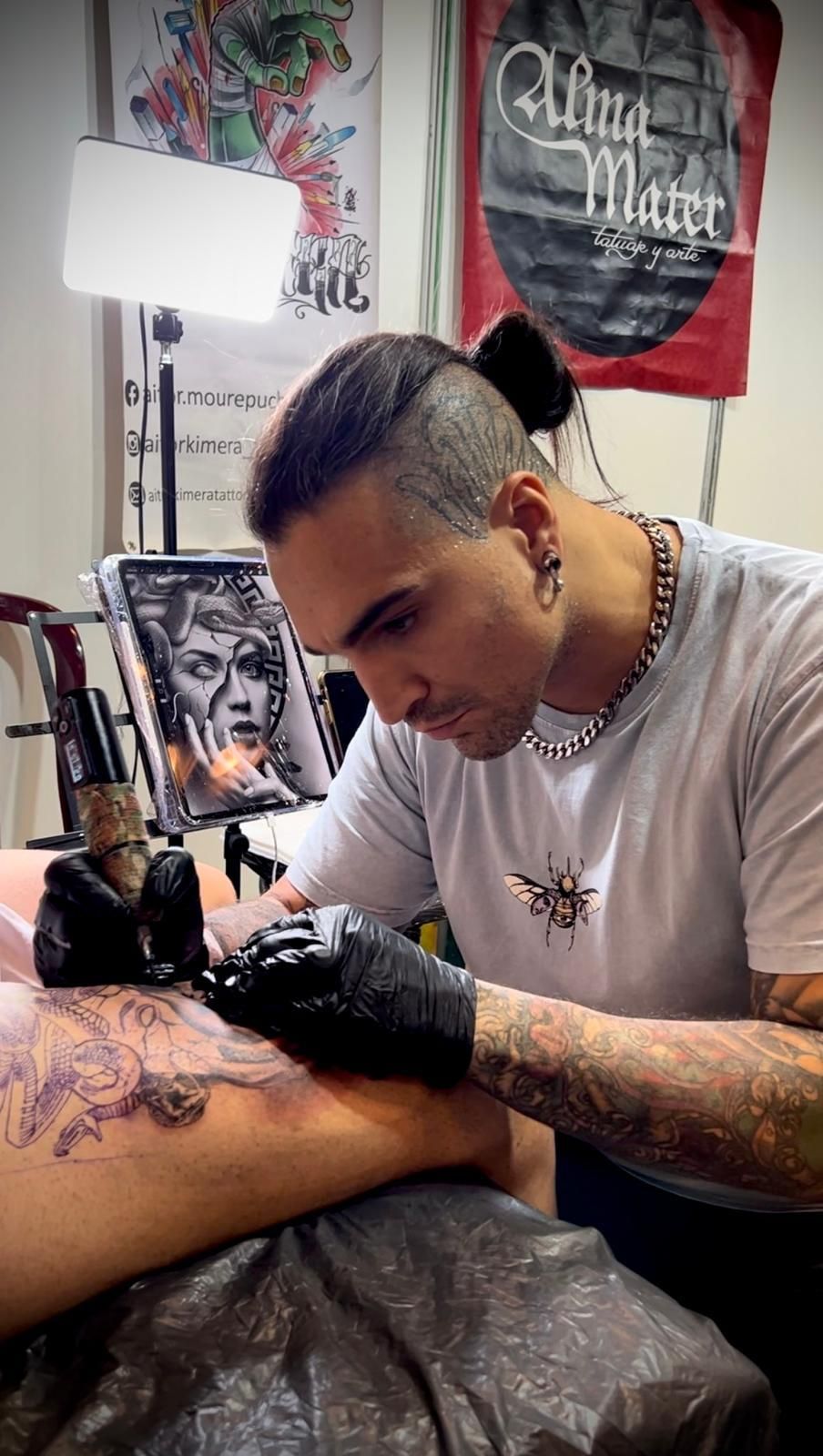 David Poncela tatúa a uno de sus clientes en el estudio 'Alma Mater Tattoo', en Santander