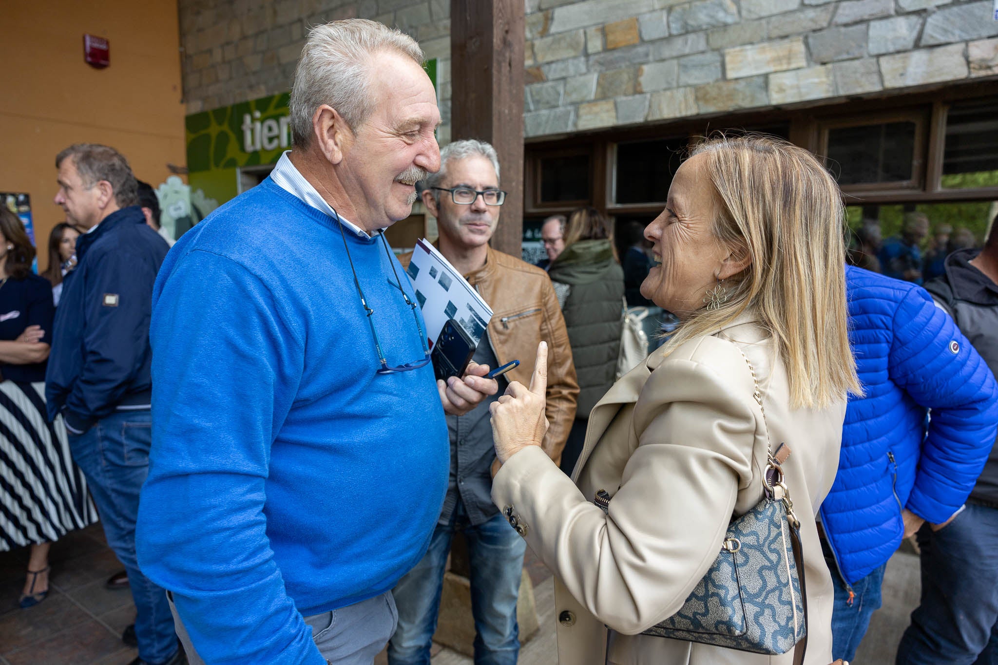 Agustín Pernía, alcalde de Anievas (PRC), conversa con la consejera de Presidencia, Isabel Urrutia.