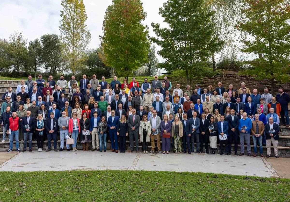 Foto de familia de los asistentes al acto