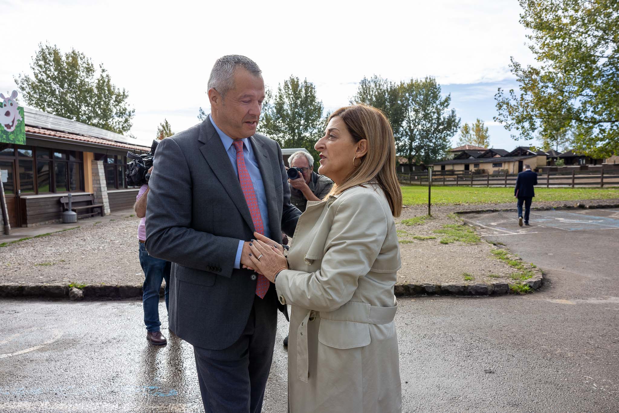 Javier Camino, presidente de la Federación y alcalde de Mazcuerras, recibe a Buruaga.