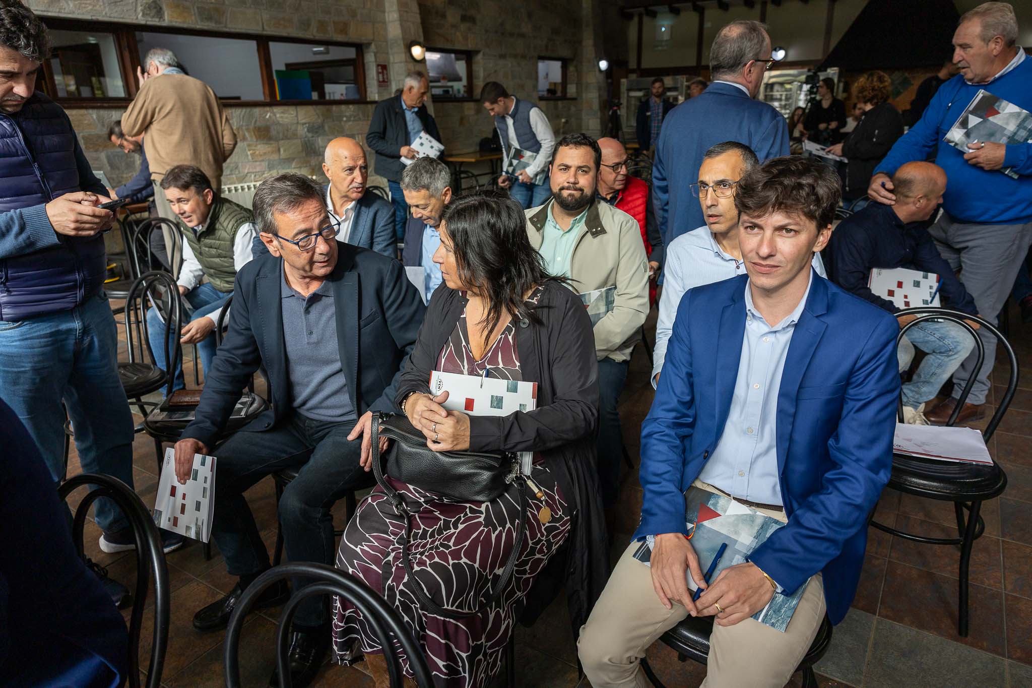 Francisco Viar, flamante nuevo alcalde de Cayón, debutó en una asamblea. En la imagen el también popular Marcos García, alcalde de Castañeda.