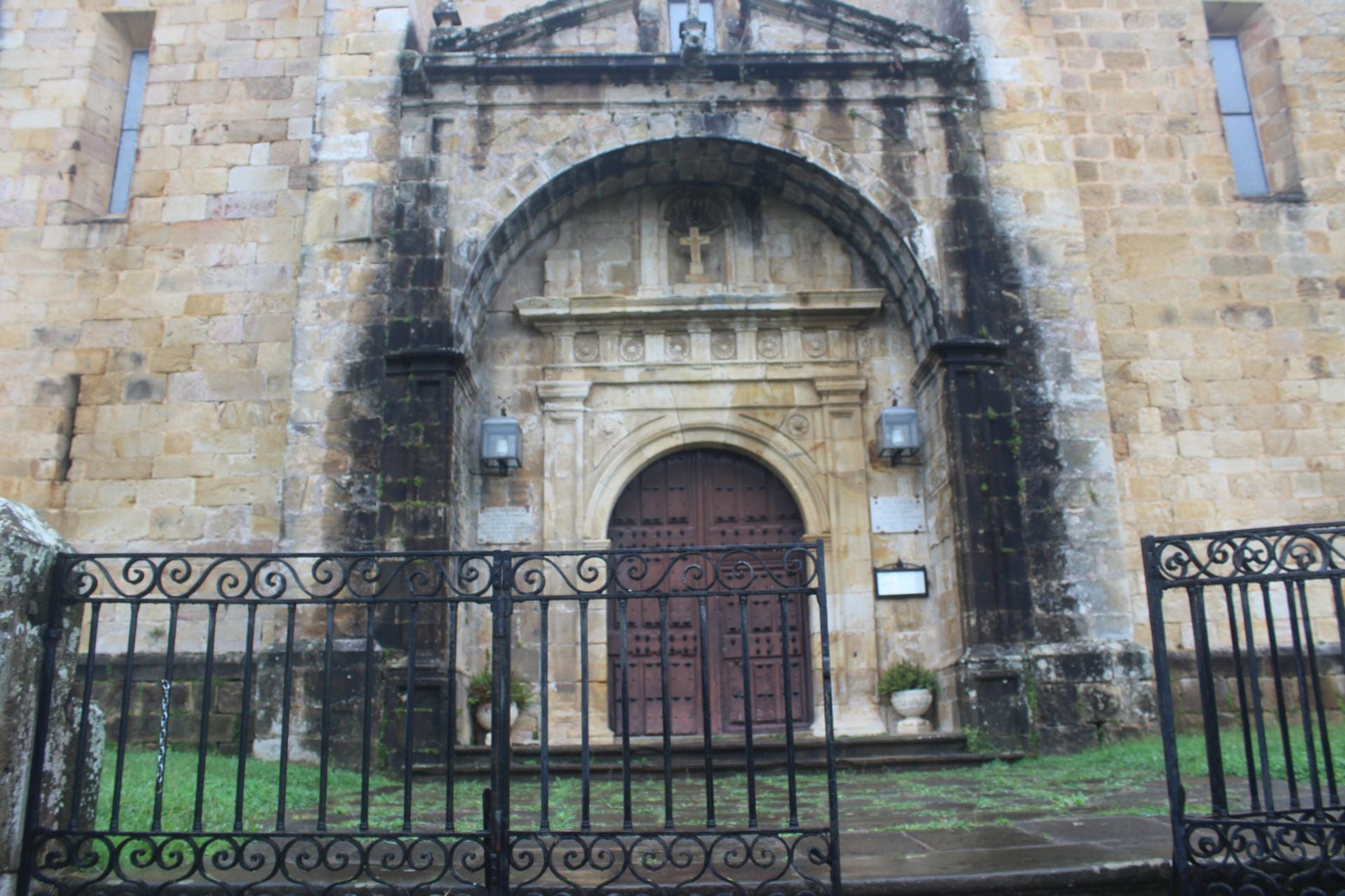 Portalada principal de la iglesia de Liérganes. 