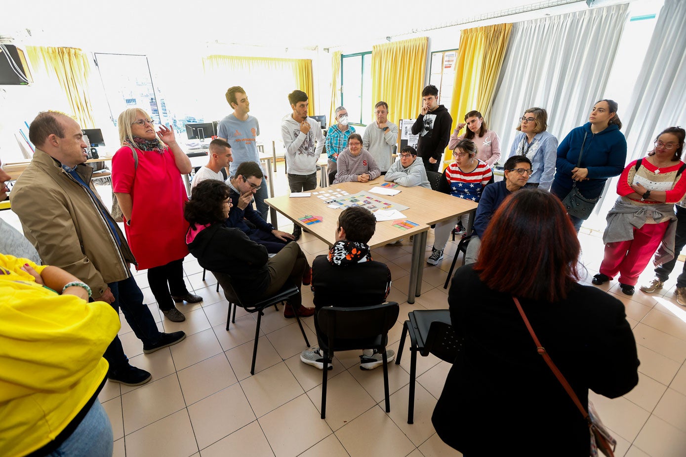 Usuarios charlan en el taller de formación, este viernes, en Torrelavega.