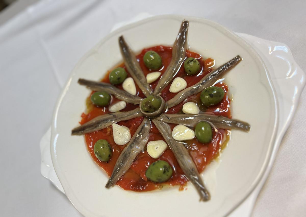 Imagen secundaria 1 - Ostras francesas Guillardeau / Anchoas artesanas y pimientos asados / Caldereta de arroz con bogavante canadiense.