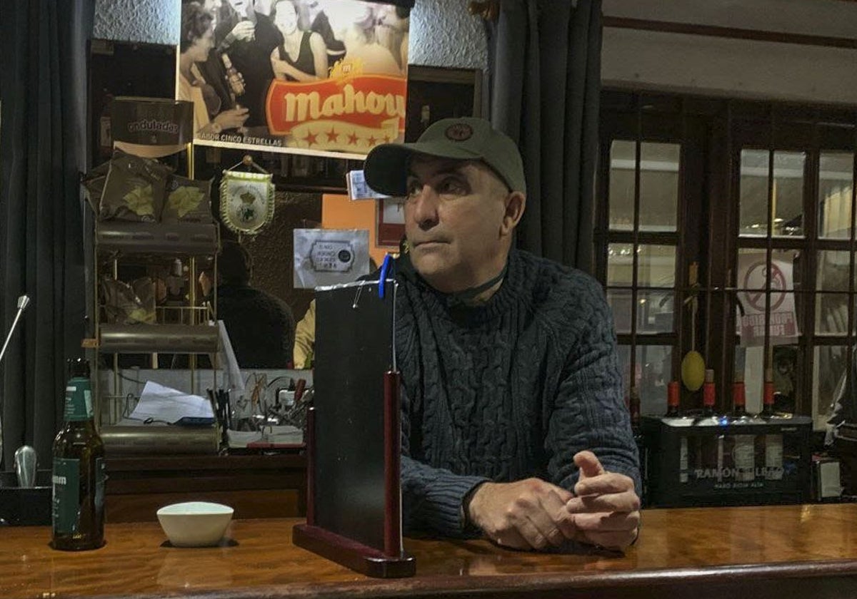 Ángel Sainz, dueño del Olas, detrás de la barra del bar.