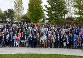 Foto de familia de los alcaldes y representantes institucionales en el recinto de las aves rapaces