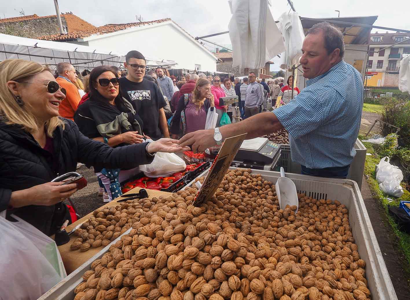 Un vendedor de nueces en el abarrotado mercado agroalimentario junto al Palacio de los Acebedo en Hoznayo.