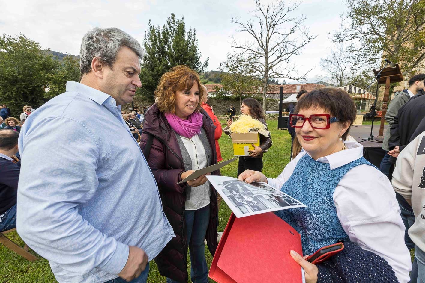 En el centro, la directora del largometraje, Maite Vitoria Daneris, junto a Xavier, francés descendiente de heladeros pasiegos que le dio la idea para este proyecto cuando se conocieron en un viaje de coche compartido.