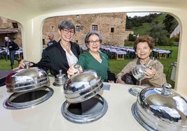 Tres de las asistentes junto a uno de los puestos de helados que hubo en el encuentro