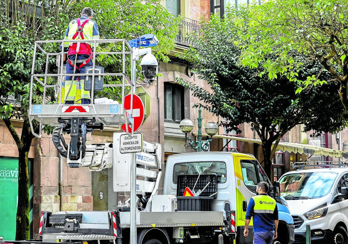 Un operario trabaja durante la instalación de una de las cámaras, la semana pasada, en la calle Santander de Torrelavega.