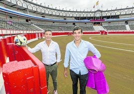 Cuatro Caminos. Ángel y Hugo de Juana posan juntos en la plaza de toros. roberto ruiz