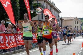 Daniel Arce y Mario Mola tiran del grupo en la prueba absoluta masculina