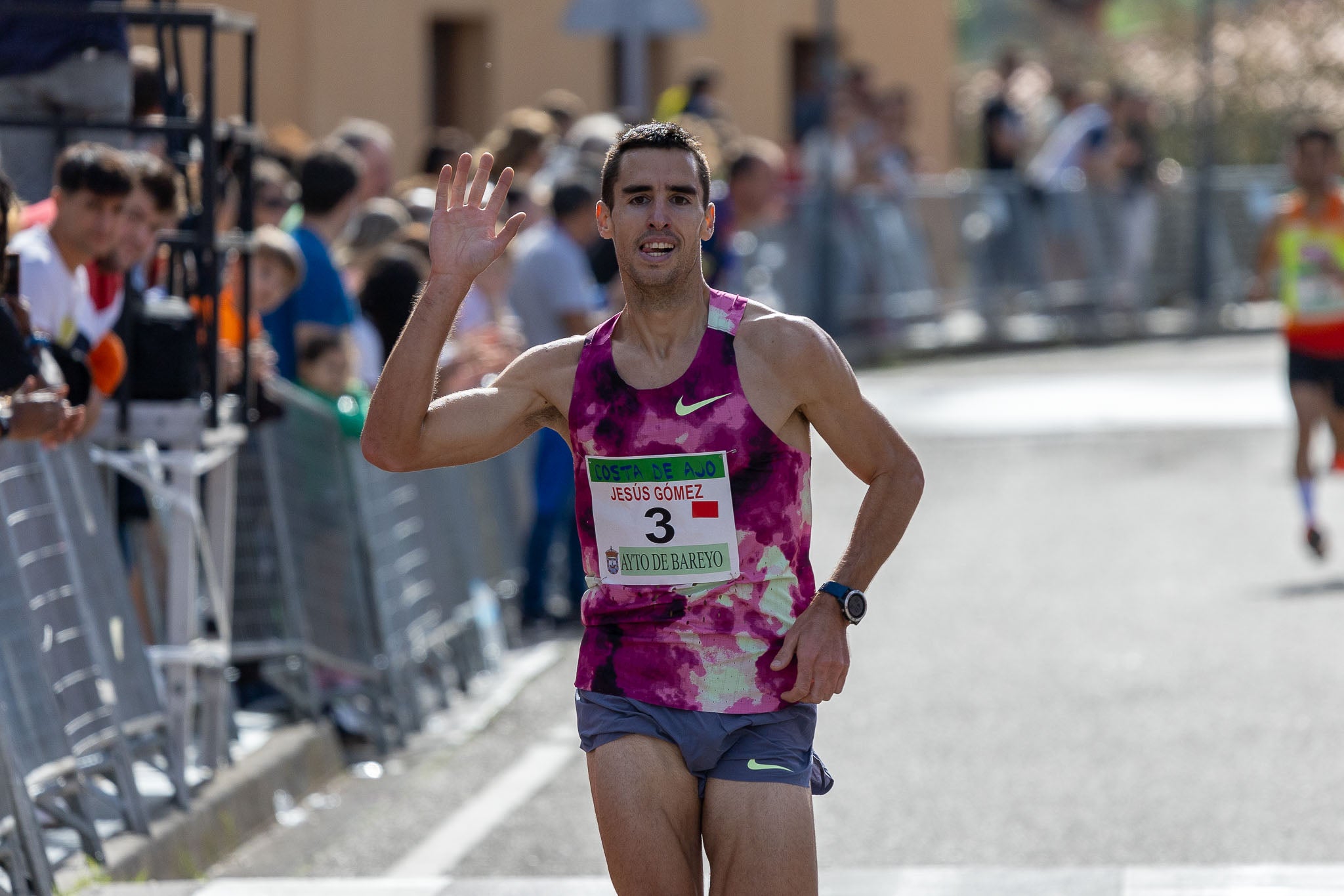 Jesús Gómez saluda a los aficionados antes de entrar como ganador en la meta de Ajo.